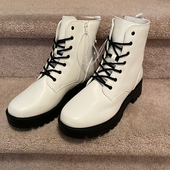 Brand New White Combat style boots. New in Packaging. Size 9 (see notation) NWT - Picture 3 of 11